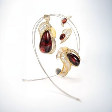 23. Set: Pendant, Bracelet & Earrings : Baltic amber, gold-plated silver setting